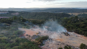 V&iacute;deo: MP investiga descarte e fogo irregular no Realengo em Divin&oacute;polis; prefeitura toma atitude