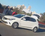 Vídeo: Carro bate em mureta na ponte do Manoel Valinhas, em Divinópolis