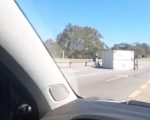 Vídeo: caminhão tomba na MG-050 em Divinópolis