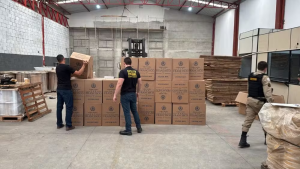 Mais de 1,7 milh&atilde;o de ma&ccedil;os de cigarros s&atilde;o apreendidos em galp&atilde;o de Nova Serrana