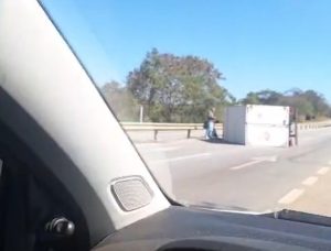 V&iacute;deo: caminh&atilde;o tomba na MG-050 em Divin&oacute;polis