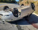 Carro capota na MG-050 em Formiga e deixa três feridos