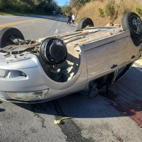 Carro capota na MG-050 em Formiga e deixa três feridos