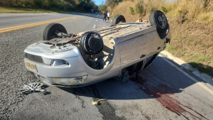 Carro capota na MG-050 em Formiga e deixa tr&ecirc;s feridos