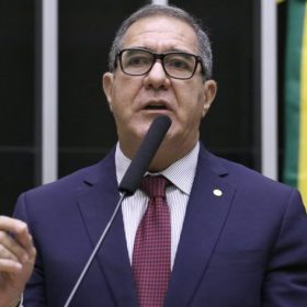 Projeto libera funcionamento de com&eacute;rcio aos domingos e feriados