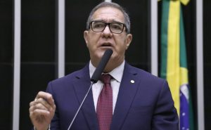 Projeto libera funcionamento de com&eacute;rcio aos domingos e feriados