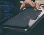Jovem é preso por invadir tablet de colega, pegar fotos íntimas e enviar para ele mesmo em Contagem