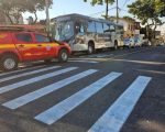 Mulher fica presa sob ônibus após atropelamento em BH