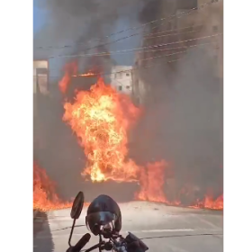 Carro pega fogo em rua movimentada do Centro de Ita&uacute;na