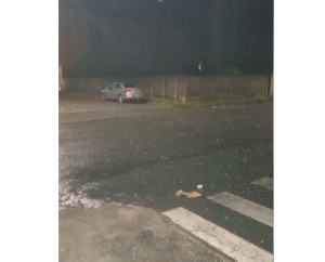 Chuva de granizo atinge Centro-Oeste de Minas e surpreende moradores de Ara&uacute;jos