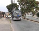 Poste atinge ônibus após batida em BH e 30 passageiros ficam presos no veículo