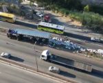 VÍDEO: carreta com 26 toneladas de bobinas tomba e interdita Anel Rodoviário de BH