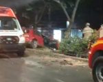 vídeo: Carro descontrolado bate árvores e motor é arremessado na avenida Barão Homem de Melo, em BH; ocupantes tentam fugir
