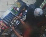 VÍDEO: homem armado assalta padaria no Barreiro, em BH, e foge com comparsa em moto