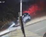 VÍDEO: homem passa mal e bate carro em poste no bairro Belvedere, em BH