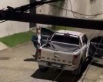 VÍDEO: polícia cerca casa de Oruam e é recebida com pedras e xingamentos