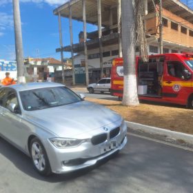 Colis&atilde;o entre carros deixa um ferido em Arcos