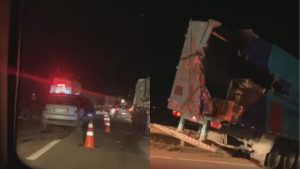 Acidente entre dois carros e carreta deixa um ferido na BR-262, em Nova SerranaAcidente entre dois carros e carreta deixa um ferido na BR-262, em Nova Serrana