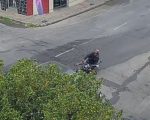Câmera flagra acidente entre carro e moto na rua Castro Alves, em Divinópolis