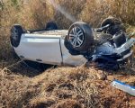 Carro capota ao bater em carreta e dois homens ficam feridos na MG-050, em Pedra do Indaiá
