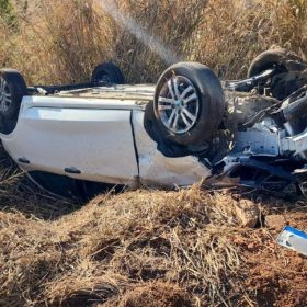Carro capota ao bater em carreta e dois homens ficam feridos na MG-050, em Pedra do Indai&aacute;