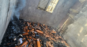 Formiga: Bombeiros combatem inc&ecirc;ndio em casa; PM &eacute; acionada por suspeita de crime