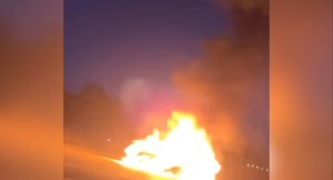Carro pega fogo na MG-050 em Ita&uacute;na