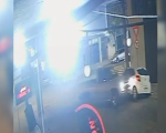 VÍDEO: Caminhonete bate em carro estacionado no Centro de Divinópolis e motorista foge