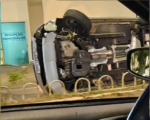 Carro capota em frente ao Pronto Atendimento de Oliveira