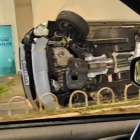 Carro capota em frente ao Pronto Atendimento de Oliveira