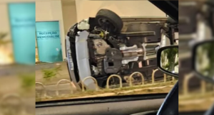 Carro capota em frente ao Pronto Atendimento de Oliveira