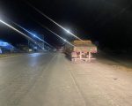 Menor fica em estado grave ao bater moto em carreta parada na BR-354, em Arcos