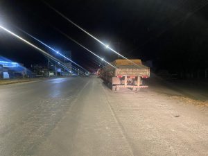 Menor fica em estado grave ao bater moto em carreta parada na BR-354, em Arcos
