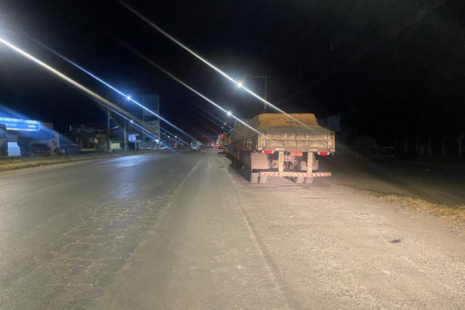 Menor fica em estado grave ao bater moto em carreta parada na BR-354, em Arcos