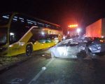 Motorista morre após carro bater em ônibus na BR-262, em Luz