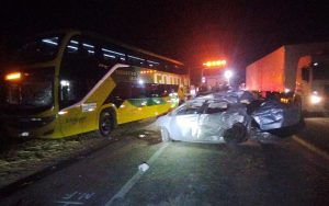 Motorista morre ap&oacute;s carro bater em &ocirc;nibus na BR-262, em Luz