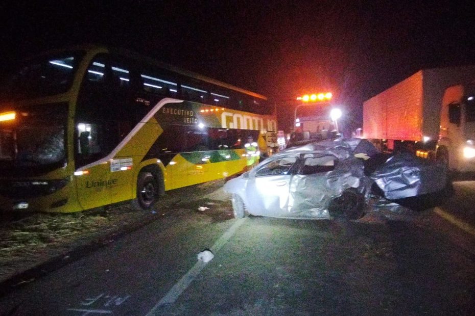 Motorista morre após carro bater em ônibus na BR-262, em Luz