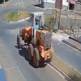 Patrol perde freio, atropela pedestre e atinge prédio em Piumhi