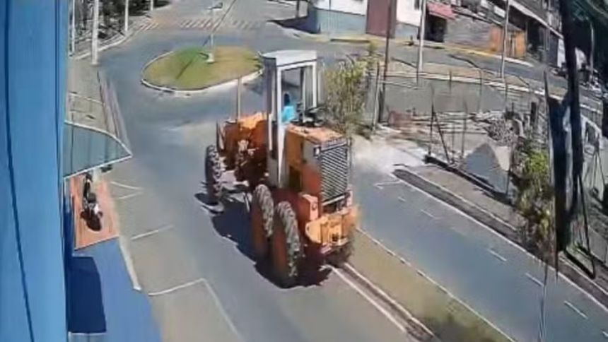Patrol perde freio, atropela pedestre e atinge prédio em Piumhi