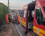 Carro colide em poste no município de Formiga