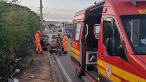 Carro colide em poste no munic&iacute;pio de Formiga