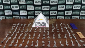 Par&aacute; de Minas: PM apreende adolescente com mais de 100 buchas de maconha