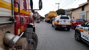 Mulher morre ap&oacute;s colis&atilde;o entre moto e &ocirc;nibus em Arcos