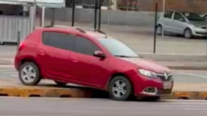 Carro desgovernado assusta pedestres no Centro de Ita&uacute;na