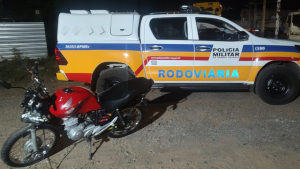 Adolescente fica ferido em acidente e &eacute; detido por conduzir moto clonada em Pitangui