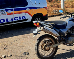PM recupera moto furtada escondida em mata, em Nova Serrana