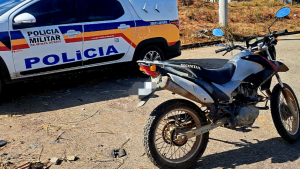 PM recupera moto furtada escondida em mata, em Nova Serrana