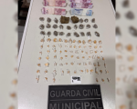 Mulher é flagrada retirando drogas de muro em Nova Serrana e acaba presa por tráfico e receptação