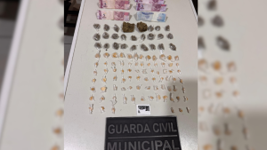 Mulher &eacute; flagrada retirando drogas de muro em Nova Serrana e acaba presa por tr&aacute;fico e recepta&ccedil;&atilde;o
