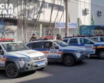 PM apreende adolescente com drogas na porta de escola em Divinópolis